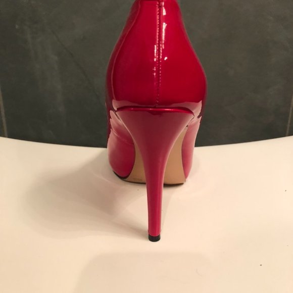 BCBG Generation Red Pumps size 6 - Picture 4 of 7